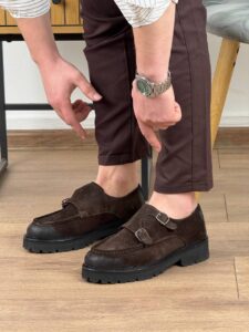 Muške cipele Taylor tamno braon na modelu uz pantalone, čeoni prikaz uspravne poze
