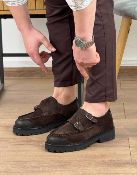 Muške cipele Taylor tamno braon na modelu uz pantalone, čeoni prikaz uspravne poze