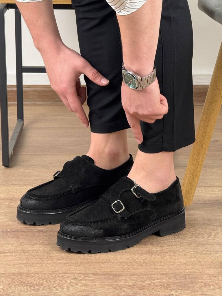 Muške cipele Taylor crne na modelu uz tamne pantalone, čeoni statični prikaz