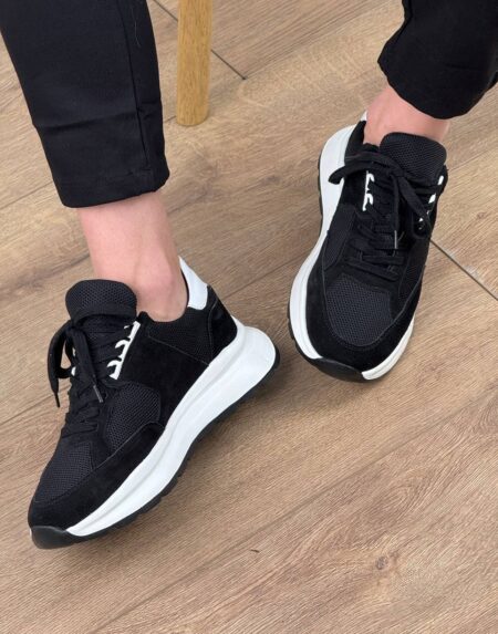 Crne muške patike C4298 u chunky retro runner stilu, par snimljen frontalno uz farmerke