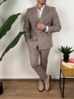 Pune dužine snimak vizon odela na pruge, model stoji bočno, sako otkopčan