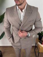 Vizon letnje odelo na pruge, model sedi opušteno, vidljiv kroj pantalona i sakoa