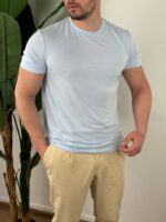 Svetloplava muska majica basic od modal pamuka, frontalni prikaz na modelu