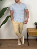 Svetloplava muska basic majica od modal pamuka u celoj figuri sa svetlim pantalonama