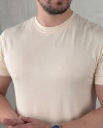 Bež muška basic majica, kadar odozgo koji prikazuje mekoću modal pamuka