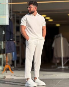 Beli komplet majica i pantalone, prednji kadar, model stoji uspravno