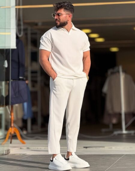 Beli komplet majica i pantalone, prednji kadar, model stoji uspravno