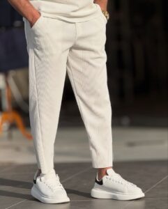 Bele pantalone do gležnja iz kompleta, bočni kadar uz bele patike