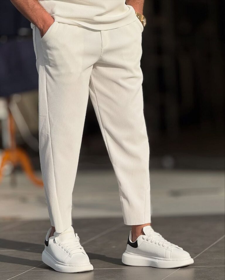 Bele pantalone do gležnja iz kompleta, bočni kadar uz bele patike