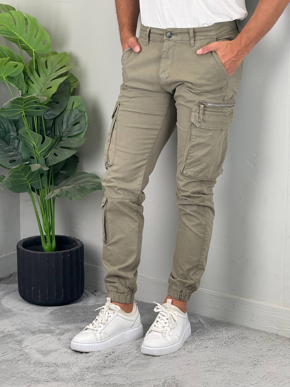 muske-kargo-pantalone-sa-lastisem-maslinaste-p6995-08-slika-1-glavna Muške kargo pantalone sa lastišem - Slika 1