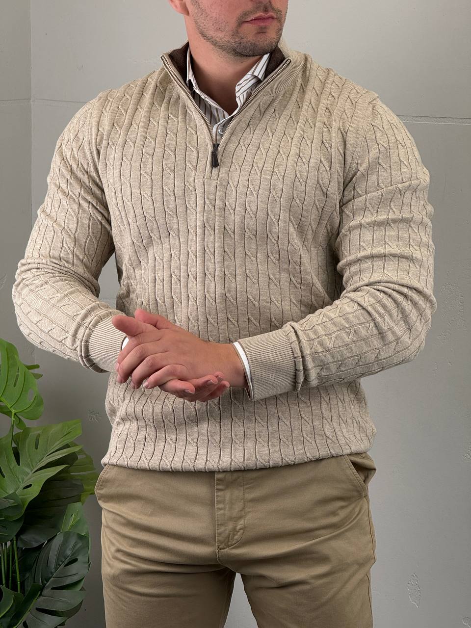 elegantni-dzemper-half-zip-bez-d4756-11-slika-1 Bež elegantni muški džemper half-zip D4756, spreda sa prekrštenim rukama