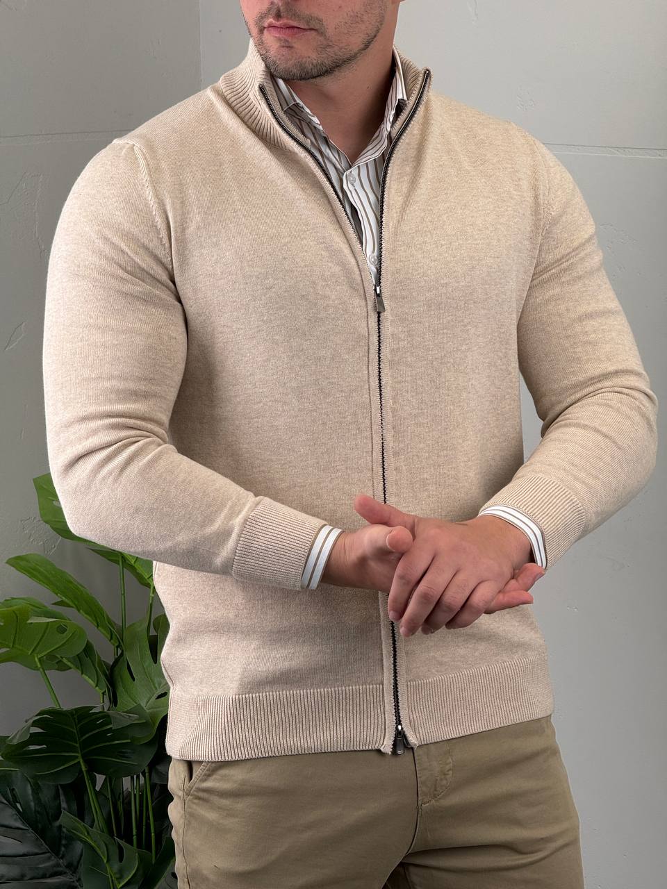 elegantni-muski-dzemper-bez-full-zip-od-pamuka-i-vune-d8143-11-slika-1 Bež elegantni muški džemper full-zip D8143, spreda sa prekrštenim rukama