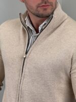Bež elegantni muški džemper full-zip D8143, krupni kadar kragne i rajsferšlusa