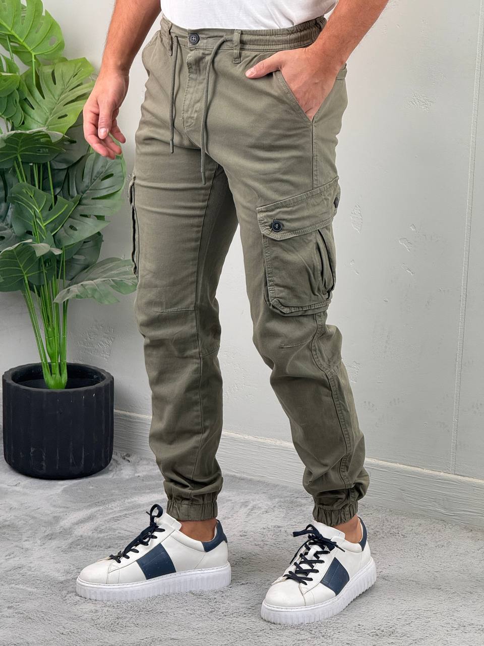 muske-kargo-pantalone-sa-dzepovima-na-dugme-maslinaste-p6999-08-slika-1-glavna Muške kargo pantalone sa džepovima na dugme - Slika 1